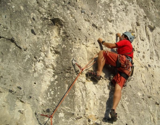 Escalade en falaise en club